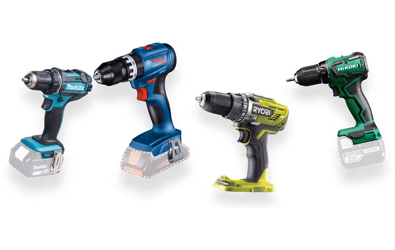 Vier 18-V-Akku-Bohrschrauber von Makita, Bosch, Ryobi und HiKOKI schwebend nebeneinander